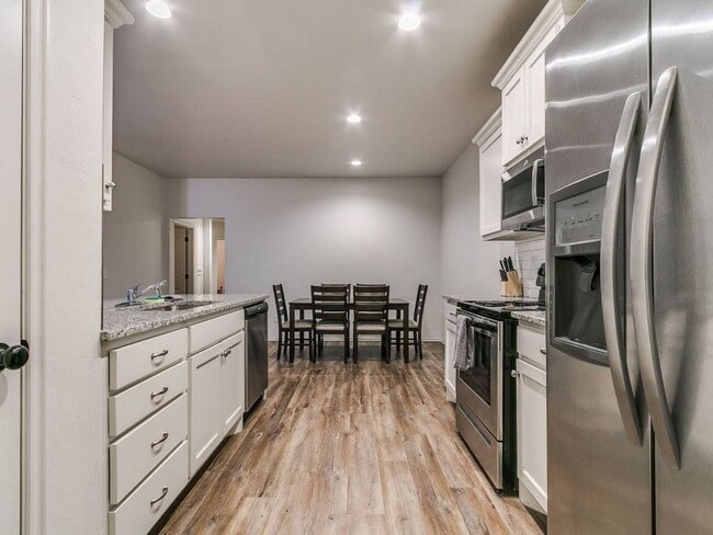 Building Photo - Modern 3BR/2BA Duplex | All Utilities Included | Downtown Edmond