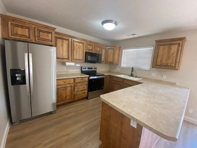 Building Photo - End Unit Townhome with 3 beds 2.5 baths.