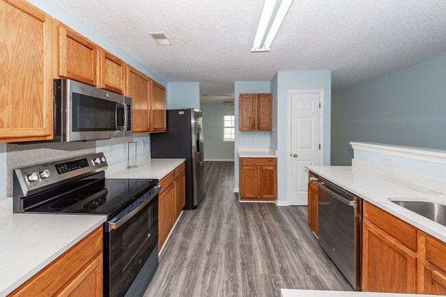 Building Photo - 4 Bedroom, 2 Bathroom Home in Park Hill Pl...
