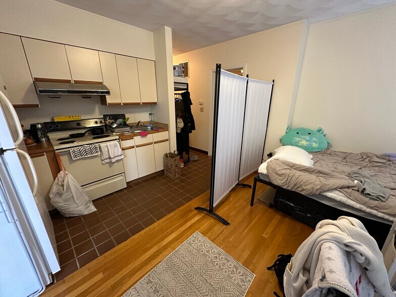 Building Photo - 83 Essex St