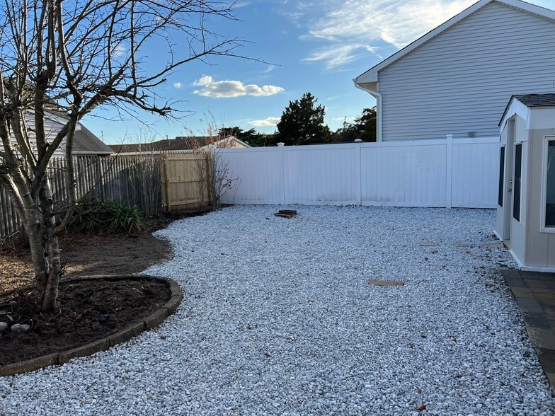Maintenance free backyard - 1808 Binnacle Rd