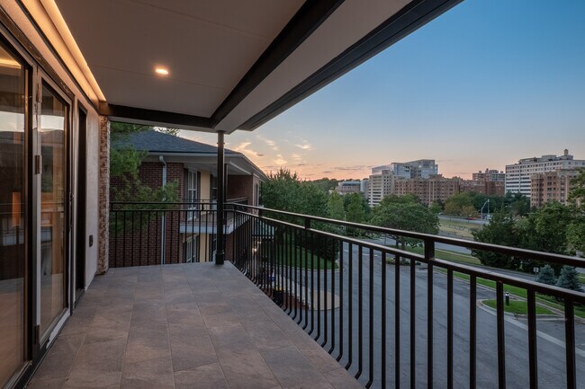 Building Photo - 611 W 49th St