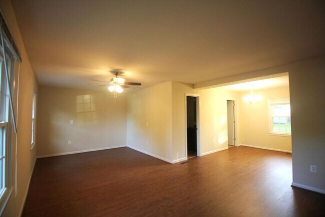 Building Photo - 605 W Maple Ave