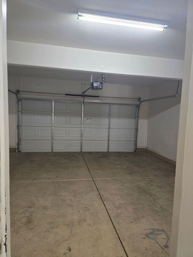 Building Photo - Large 4 bedroom home with Den - Corner lot...