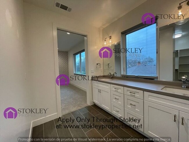 Building Photo - 3184 Manor Ave