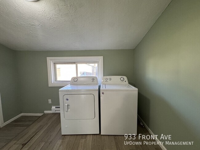 Building Photo - 933 Front Ave