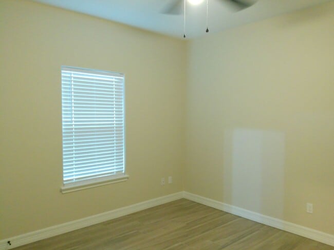 Building Photo - 7637 Clearbrook Dr