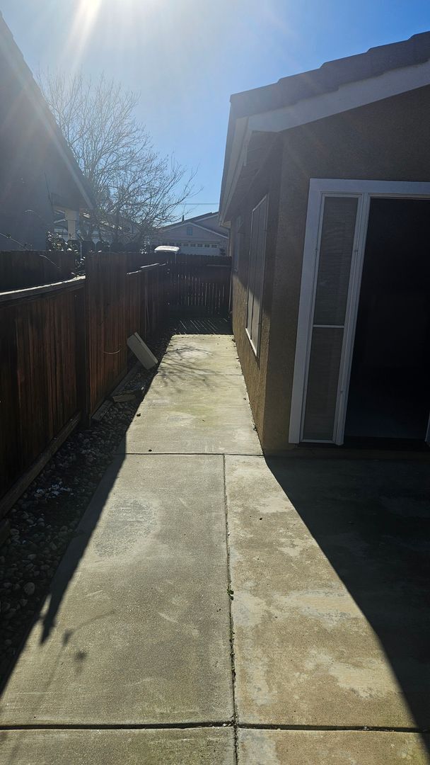 Building Photo - 4 Bedroom 2 bath Large home available Now!