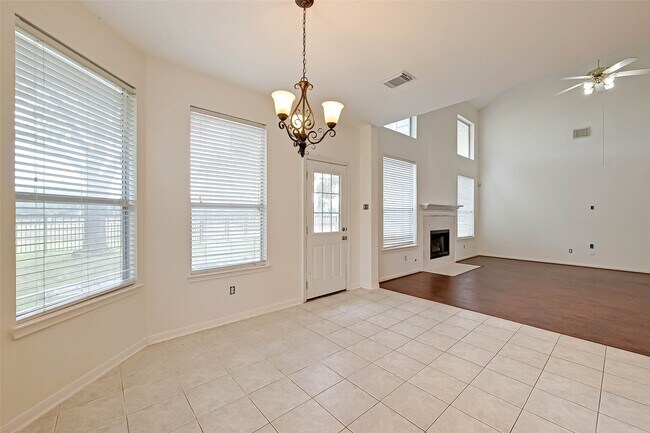 Building Photo - 8846 Gas Light Village Dr