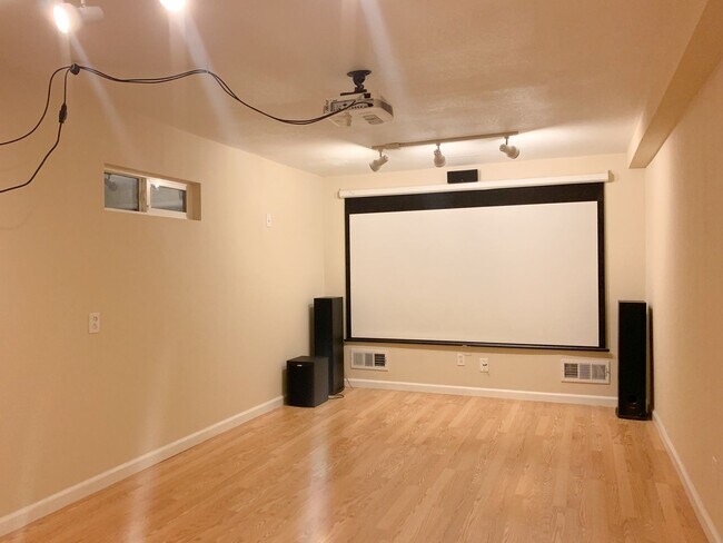 Building Photo - Exceptional Mountain View Home with Guest Suite Near Downtown