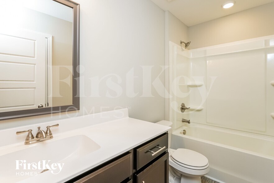 Building Photo - 631 Alvin Rd