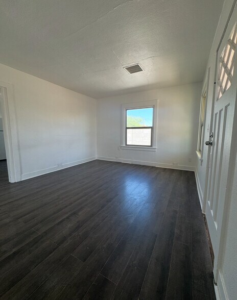 Building Photo - 5518 E Calle Encinas