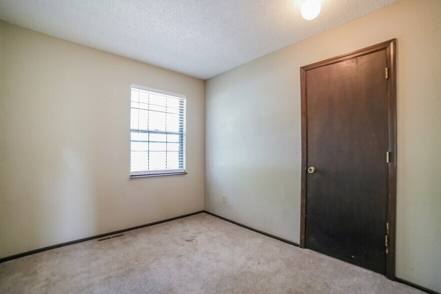 Building Photo - 4912 NW Pennington Ln