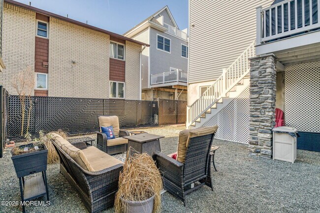 Building Photo - 10 Center St