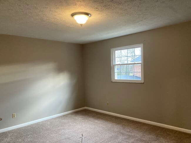 Building Photo - 831 Clareridge Ln