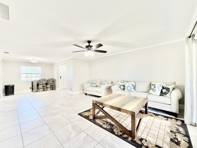 Building Photo - 200 Countryclub Drive - 808