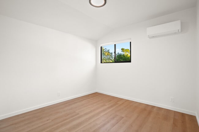 Building Photo - 152 Cuesta Dr