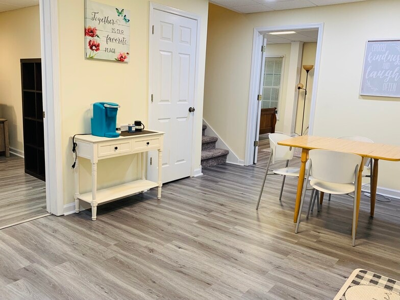 The thoughtfully-designed kitchen comes with plentiful cabinet space and contemporary appliances, ma - 2337 Ashmel Ct SW