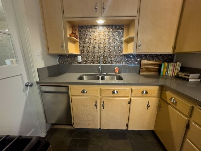 Building Photo - MOVE IN SPECIAL - Charming 2 Bed 1 Bath Home on Fenced Corner Lot in desired South Salem Neighbor...