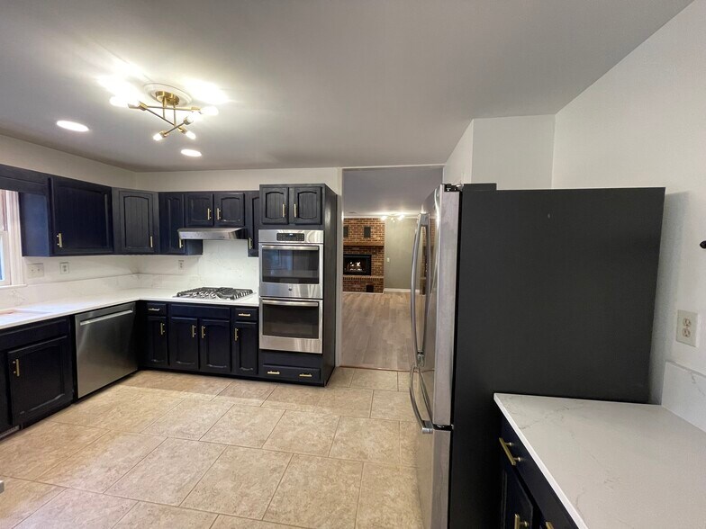Kitchen looking into den - 3 Tyrol Ct