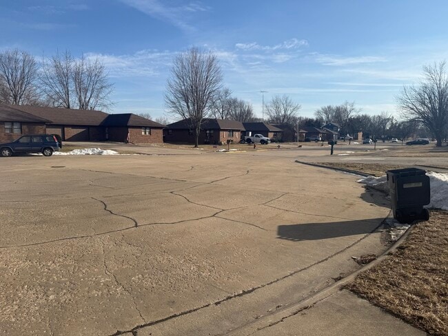 Building Photo - 315 Carriage Dr