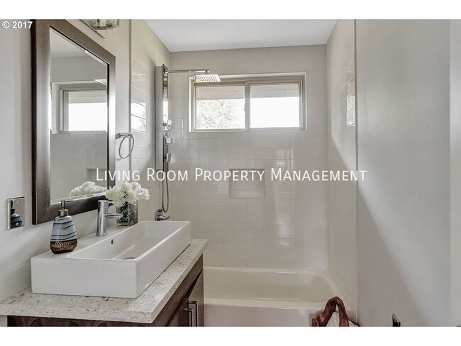 Building Photo - 11826 NE Sacramento St