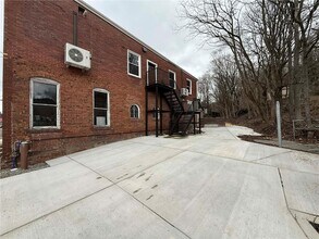 Building Photo - 260 Oak Ave