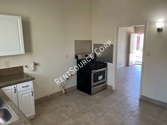 Building Photo - 2 Bedroom Single Story Duplex for Rent in ...