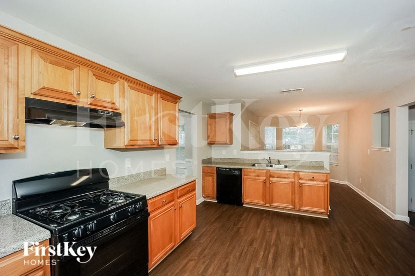 Building Photo - 5190 Upper Elm St