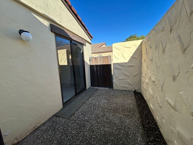 Building Photo - 810 Shady Oak Dr