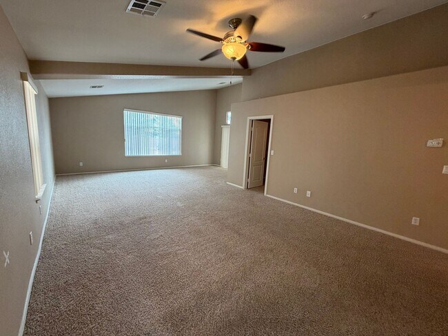 Building Photo - Spacious 4 bedroom