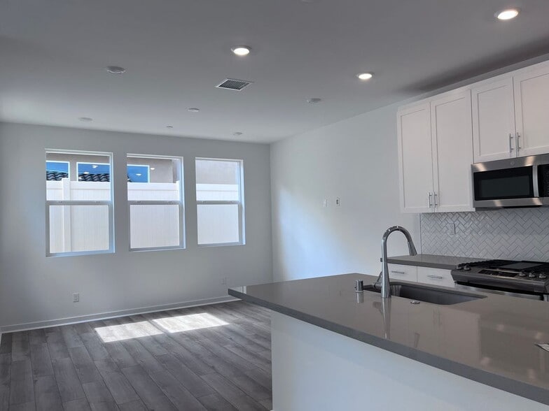 Building Photo - 4041 Pomelo Dr