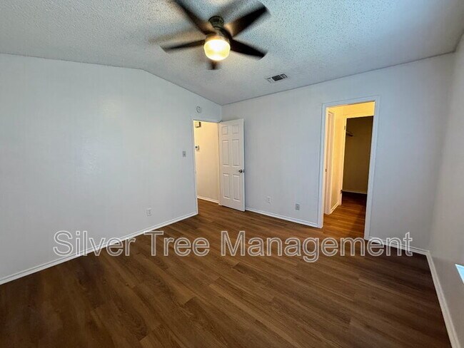 Building Photo - 6845 S Creek Dr