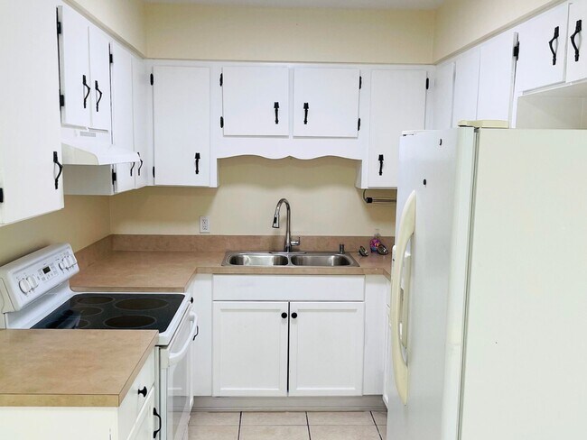 Kitchen - 2710 Fern Palm Dr