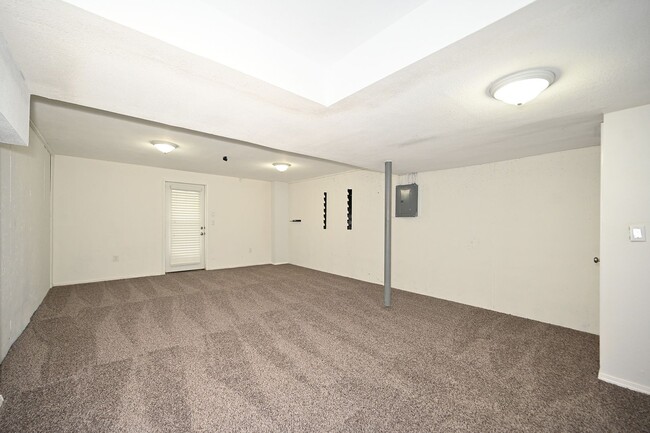 Building Photo - Nice 2 bedroom, 2.5 bath Townhouse with ba...