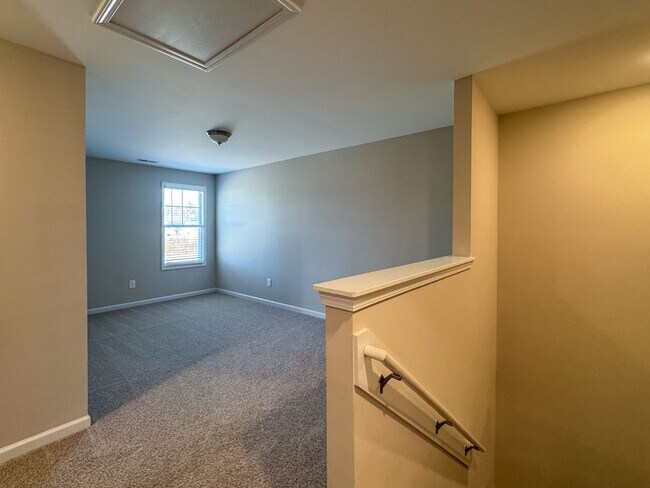 Building Photo - Spacious 4 Bed 2.5 Bath Home with Flex Rooms