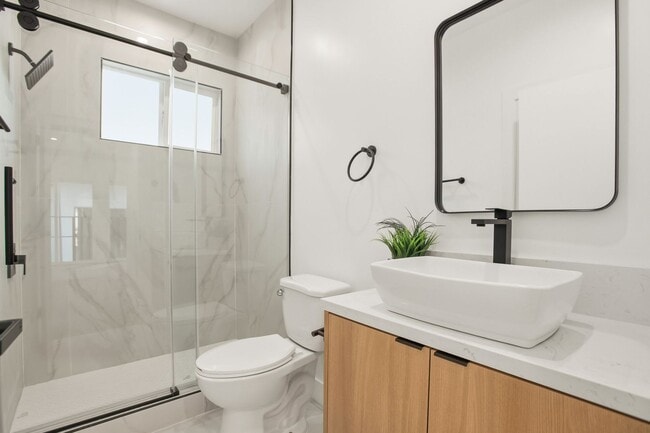 Building Photo - 828 N Detroit St