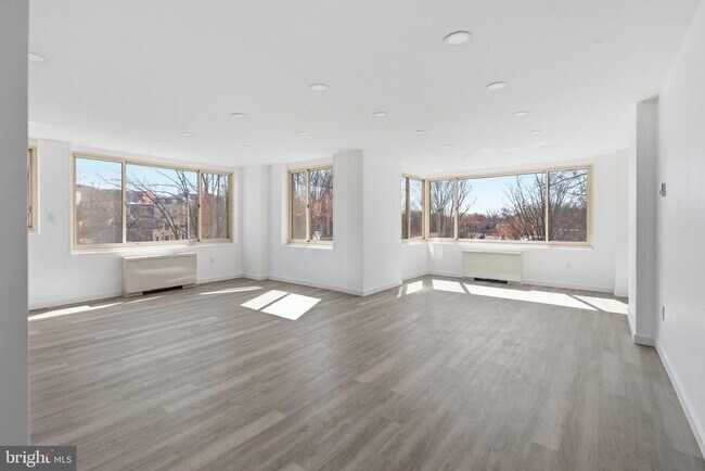 Building Photo - 4000 Tunlaw Rd NW