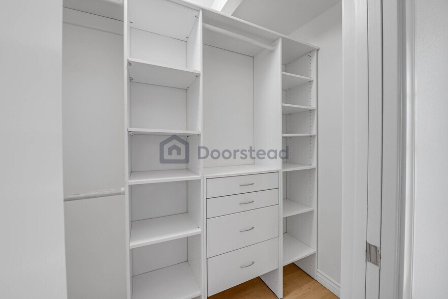 Building Photo - 5368 Calatrana Dr
