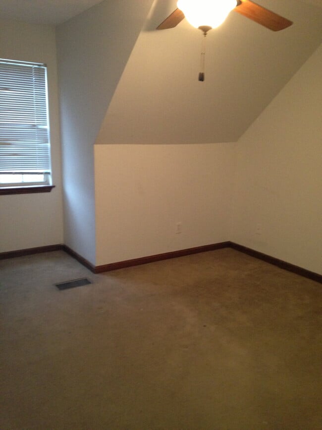 Building Photo - Spacious 2-Story Townhome-Style Apt on S. Montgomery | 2 Bed 2.5 Bath Near MSU