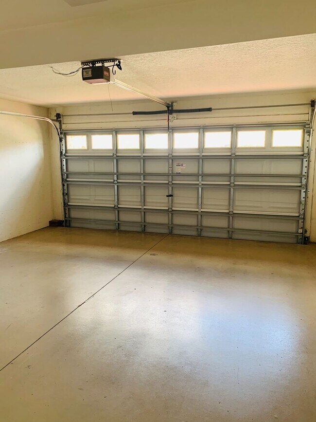 Building Photo - Waterfront View! 4 bed 2 bath 2 car garage