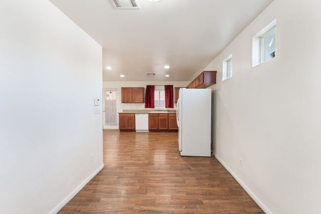 Building Photo - Cozy 3-Bedroom with Spacious Backyard!