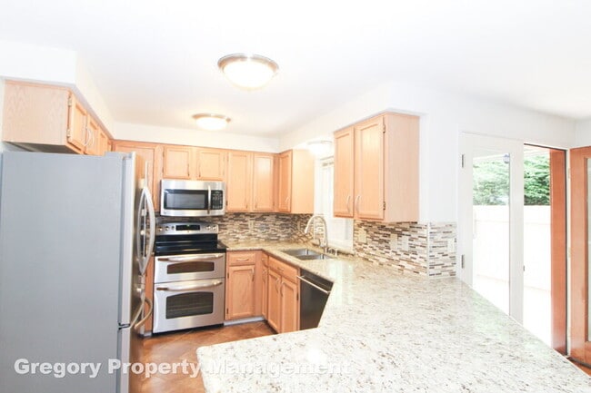 Building Photo - 2000 Village Green Dr