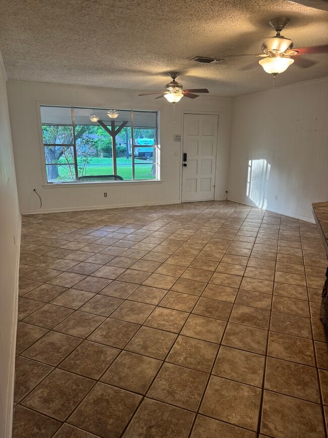 Building Photo - 2213 Robbins Dr