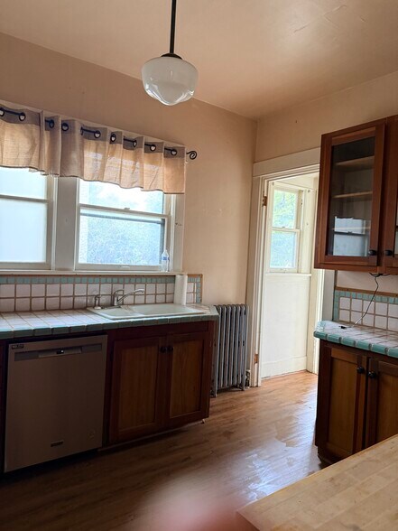 Building Photo - 1514 11th Ave W