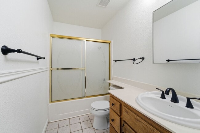 Building Photo - Olivehurst Living: 4 Beds, 2 Baths with Easy Commuting