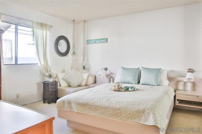 Building Photo - Light, Bright + Airy 2 Bed, 2 Bath Second Floor Condo in Highly Desirable Hillcrest!