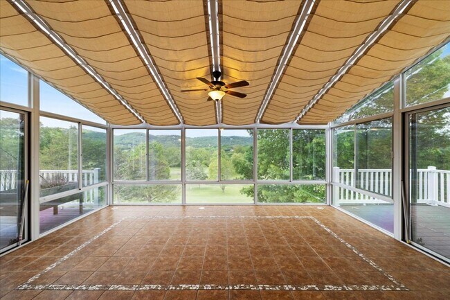 Building Photo - Bright and Spacious Home on Cascades Rd