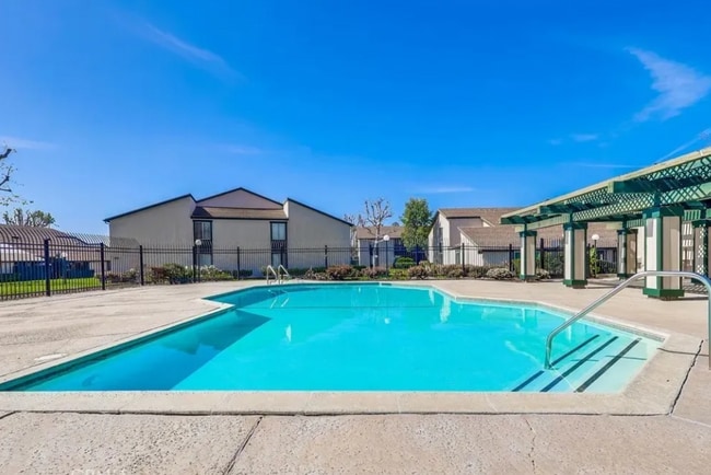 Building Photo - Move-In Ready Furnished Condo in Quiet Community