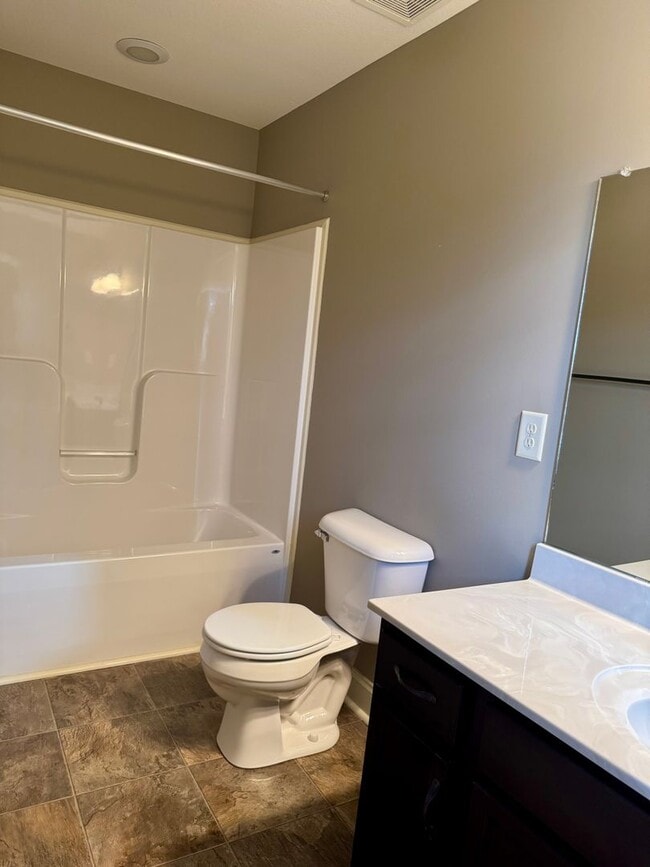 Building Photo - Luxury Townhouse! 2 Bed/2.5 Bath, 1 Car ga...